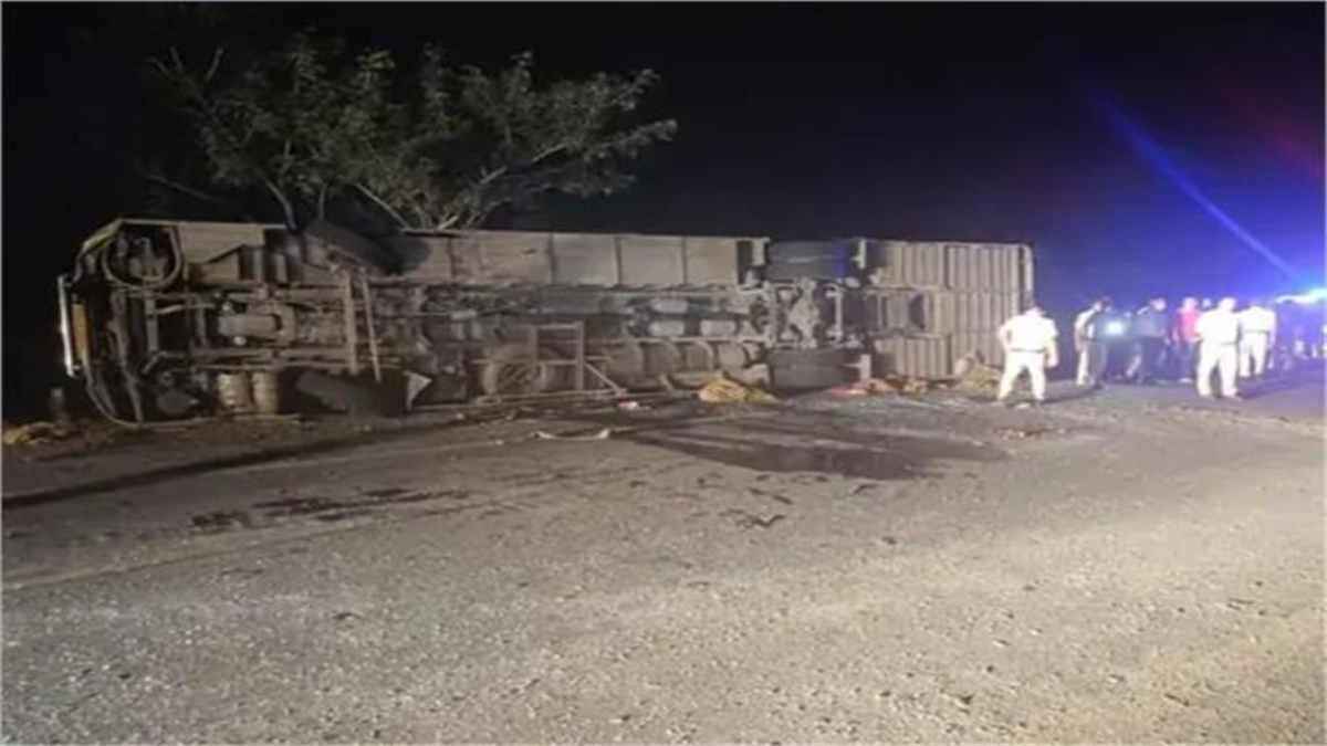 हिसार में बड़ा सड़क हादसाः हाईवे पर पलटी यात्रियों से भरी वाॅल्वो बस, 35 घायल