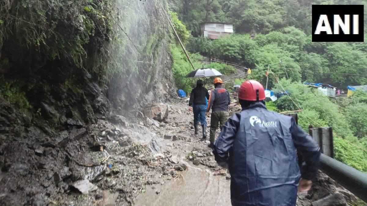 उत्तराखंड में कुदरत का कहर; गौरीकुंड में मूसलाधार बारिश से लैंडस्लाइड, 12 लोग लापता, 3 दुकानें बहीं