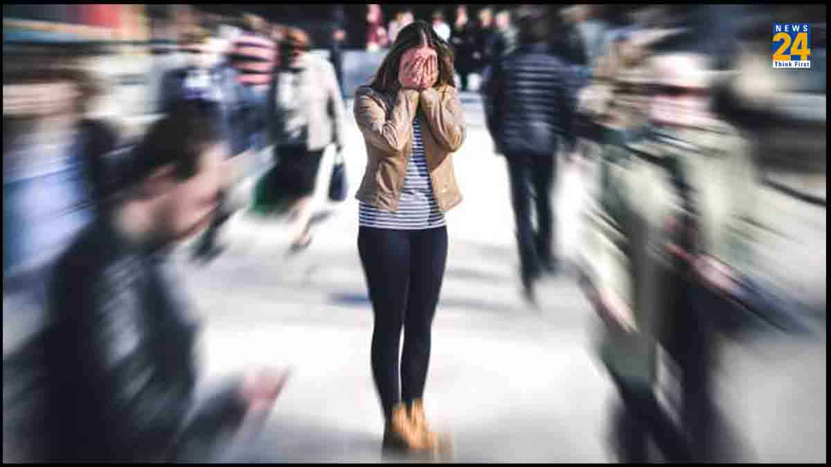Social Anxiety: क्या आप में भी नजर आ रहे हैं ये लक्षण? तो हो सकता हैं सोशल एंजाइटी के शिकार, जानें बचाव का तरीका