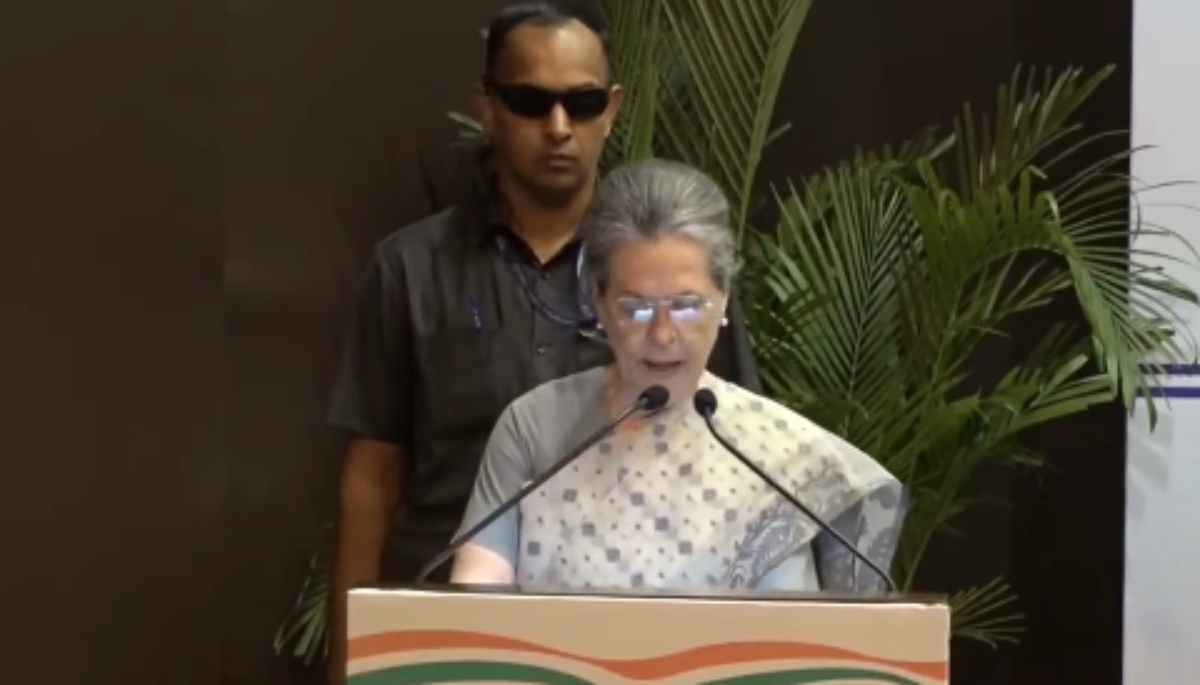 पूर्व पीएम को याद कर भावुक हुईं सोनिया गांधी, बोलीं- क्रूर तरीके से समाप्त किया गया राजनीतिक करियर