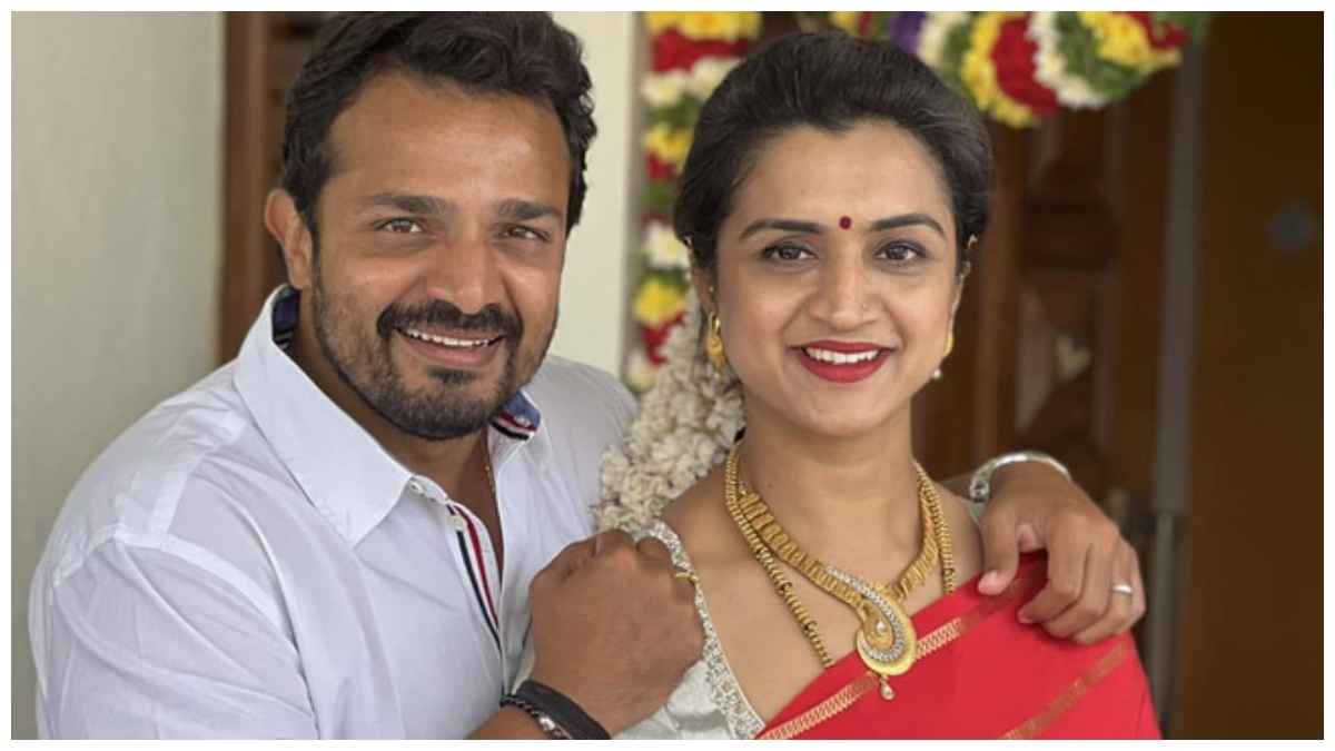 कन्नड़ स्टार पर टूटा दुखों का पहाड़, पत्नी को अंतिम विदाई देते फूट-फूटकर रो पड़े विजय राघवेन्द्र