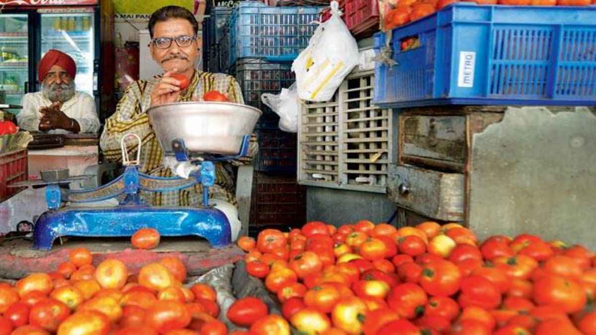 Tomato Rate: यूपी के इस शहर में इतना सस्ता बिका टमाटर, 2 घंटे में पूरी मंडी हो गई खाली