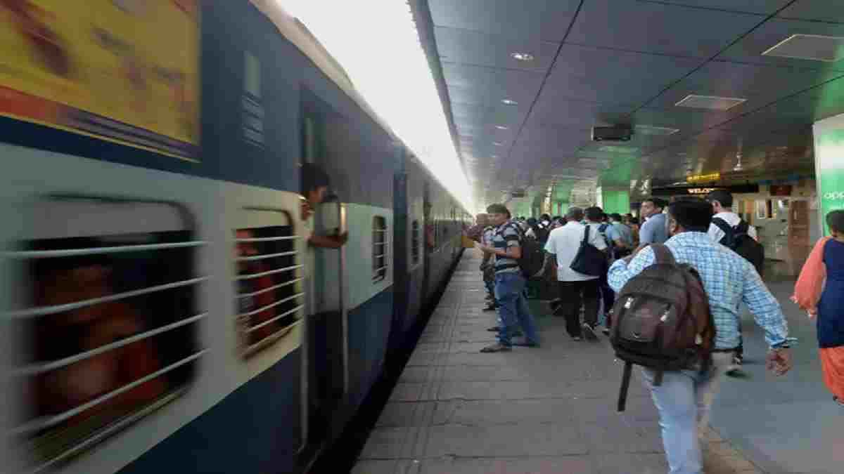Indian Railway: पैसे बचाने हैं तो टिकट खरीदते वक्त इन बातों का रखें ध्यान, कम लगेगा किराया