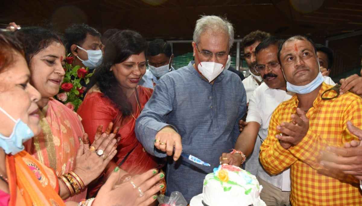 सीएम बघेल ने जन्मदिन पर श्रमवीरों को दी सौगात, दोगुना की श्रमिक आवास सहायता योजना की राशि