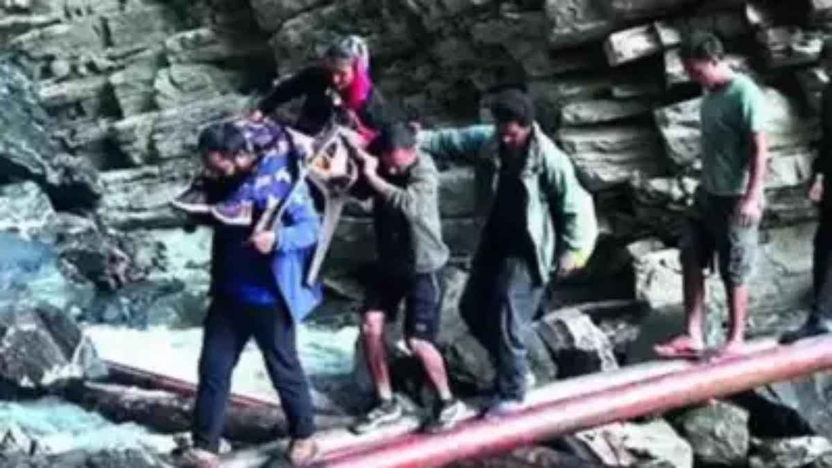 Uttarakhand Rains: सड़क बही तो प्रेग्नेंट महिला को कुर्सी पर लादकर पार की नदी और खाई, ग्रामीणों ने 30 किलोमीटर दूर पहुंचाया स्वास्थ्य केंद्र