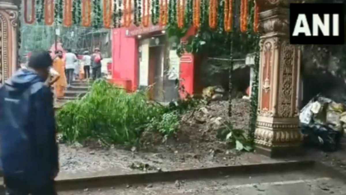 Watch Video: टपकेश्वर महादेव मंदिर पर फिर कुदरत की मार, बाल-बाल बचे श्रद्धालु