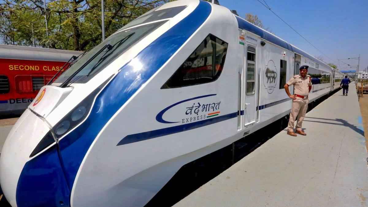 वंदे-भारत एक्सप्रेस में जमकर मचा हंगामा, इस राज्य के गवर्नर भी कर रहे थे सफर