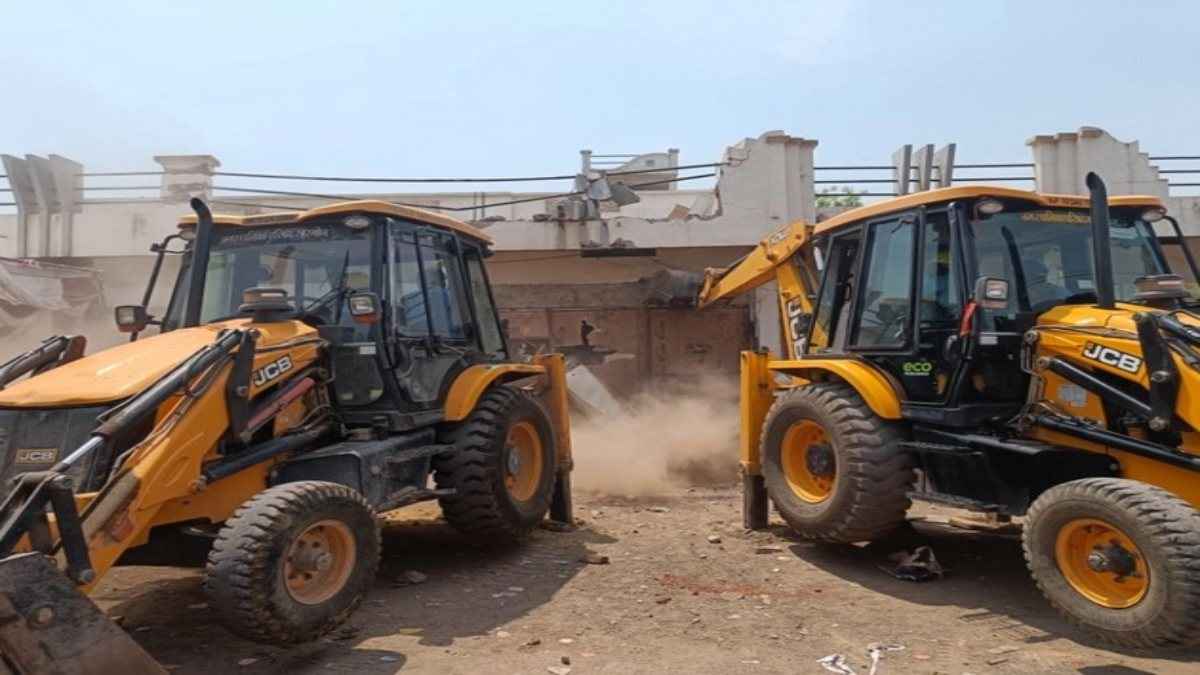 Viral News, Lucknow News, Lucknow mayor, bulldozer Action, UP News