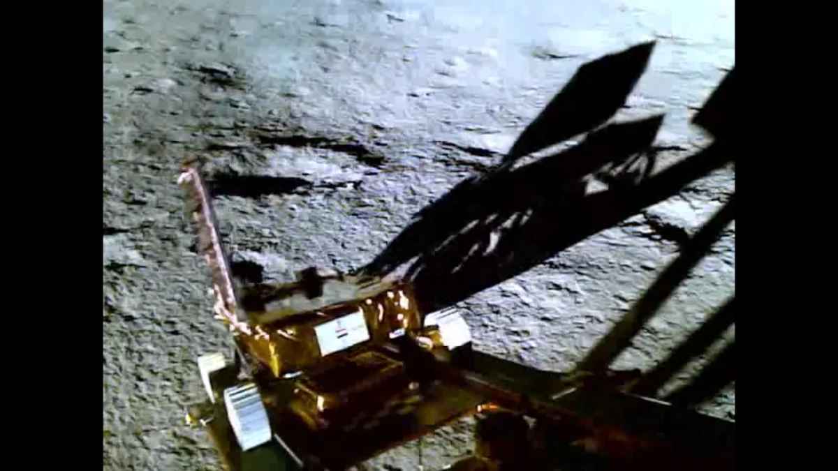 ISRO ने जारी किया प्रज्ञान रोवर का वीडियो, इस तरह लैंडर से बाहर निकल कर चंद्रमा की सतह पर चला