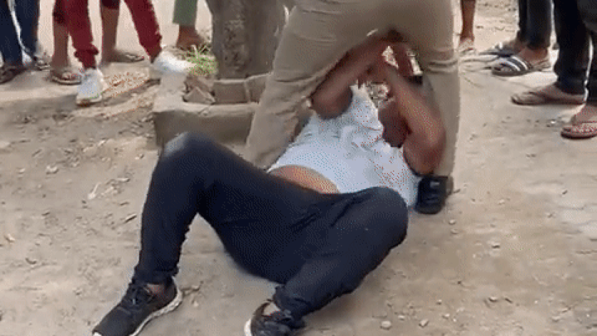 सिपाही ने भूसे की बोरी की तरह शख्स को धुना, Video देखकर आप भी हिल जाएंगे
