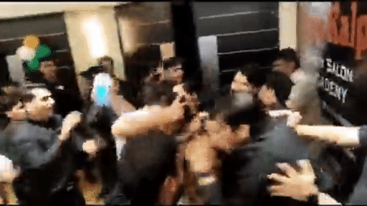 एसी सिनेमा हॉल में दर्शकों ने दिखाया असली 'गदर' तो बाउसंरों ने पुलिस के सामने दौड़ा-दौड़ाकर पीटा, Watch Video