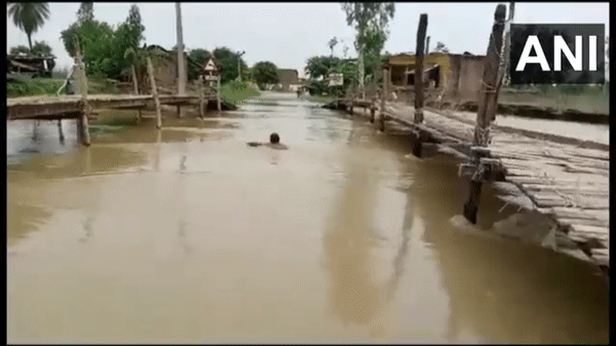 Viral Video: ये मुरादाबाद है... आसान नहीं हैं राहें, तैरकर जाना है