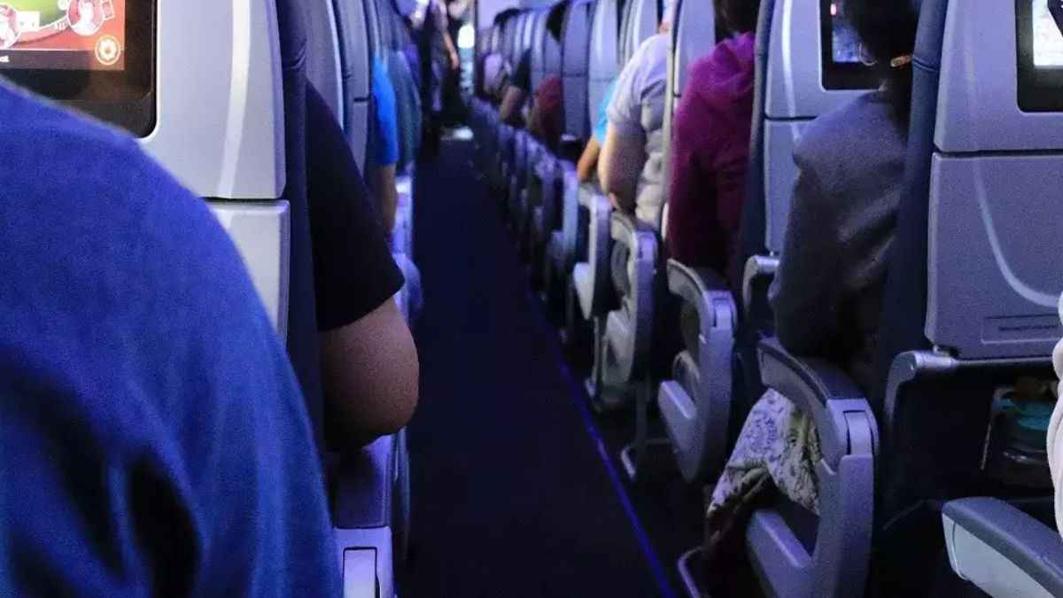 33 वर्षीय डाक्टर की करतूत, फ्लाइट में 14 साल की लड़की के सामने करने लगा अश्लील हरकत
