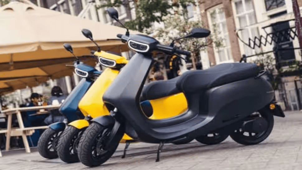 Ola Electric का निकला दम, ग्राहकों ने बनाई दूरी, Bajaj और TVS की हुई मौज