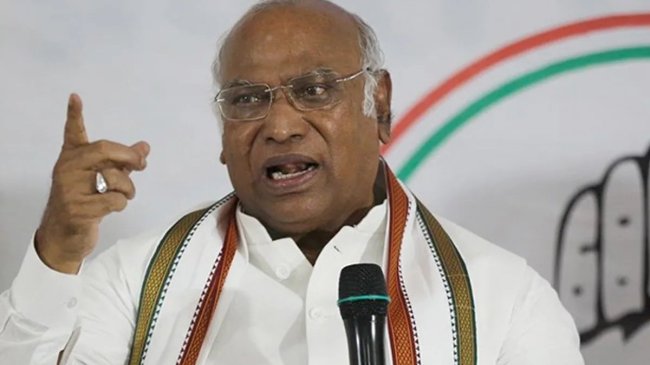 mallikarjun kharge taunts pm modi on reduction lpg prices
