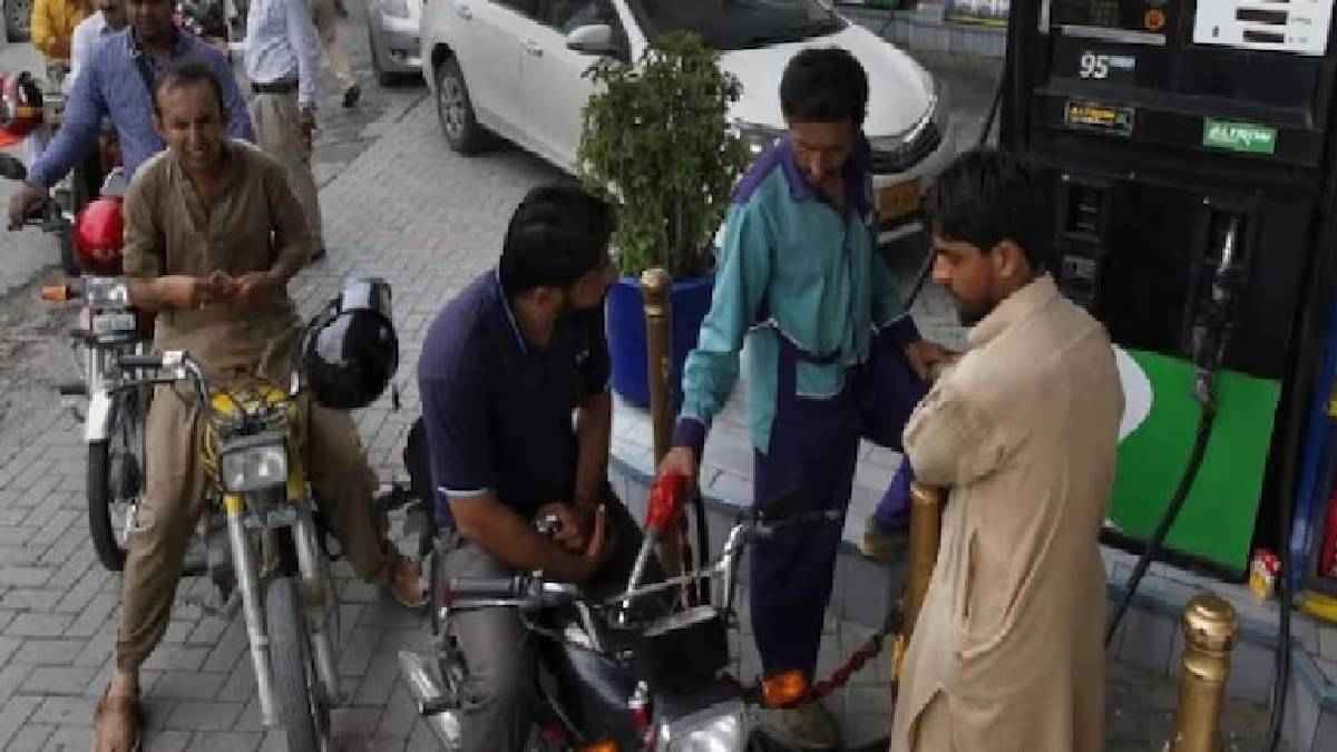 पाकिस्तान में फिर महंगाई की मार; 1 लीटर पेट्रोल की कीमत जानकर रह जाएंगे दंग