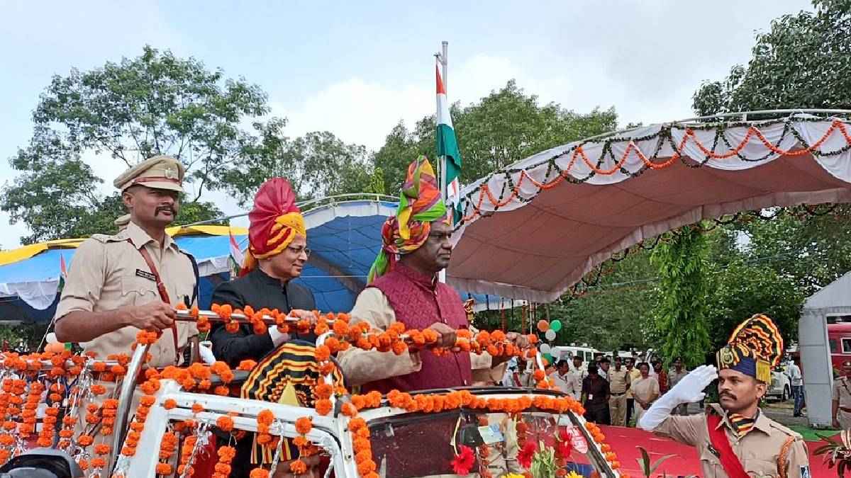 स्वतंत्रता दिवस समारोह में चक्कर खाकर गिरे  CM शिवराज के मंत्री, अस्पताल में कराया गया भर्ती