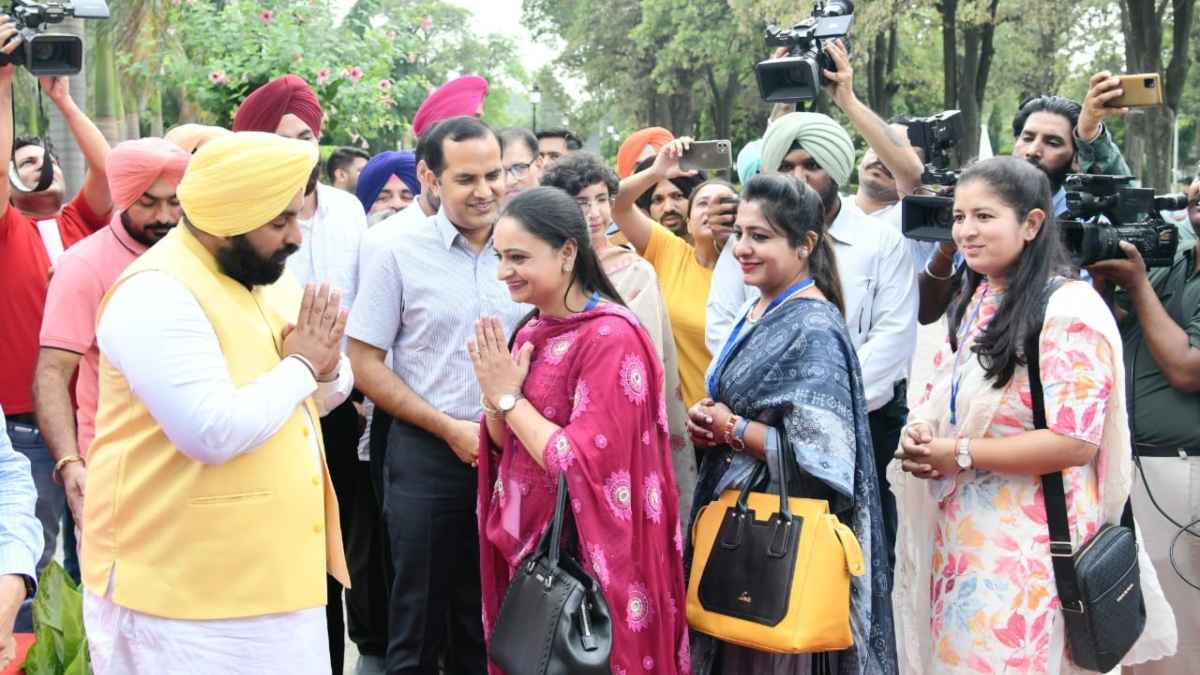 पंजाब के 50 शिक्षकों का बैच IIM अहमदाबाद रवाना 