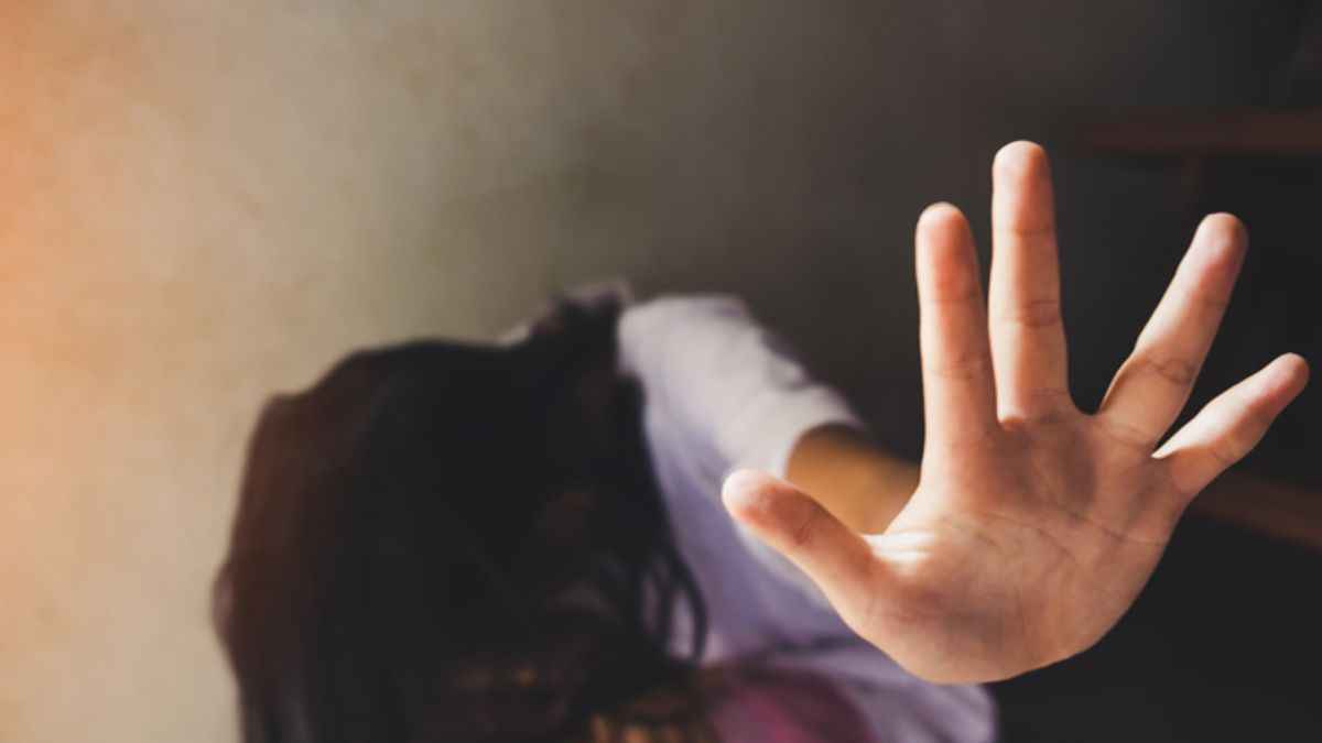 Delhi Minor Rape Case में चौंकाने वाला खुलासा, दुष्कर्म से पहले अफसर खिलाता था नशीला पदार्थ; पत्नी डंडों से पीटती थी