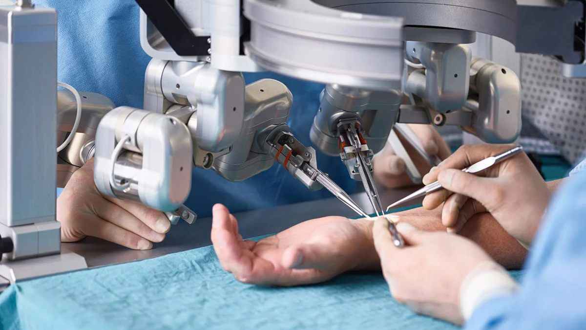Stone in Gallbladder: बिगड़ गया ऑपरेशन, Robotic Surgery से बची महिला की जान