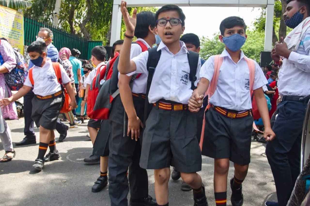 School Holidays in August: छात्रों के लिए बड़ी राहत! इतने दिन बंद रहेंगे स्कूल, यहां देखें छुट्टियों की लिस्ट