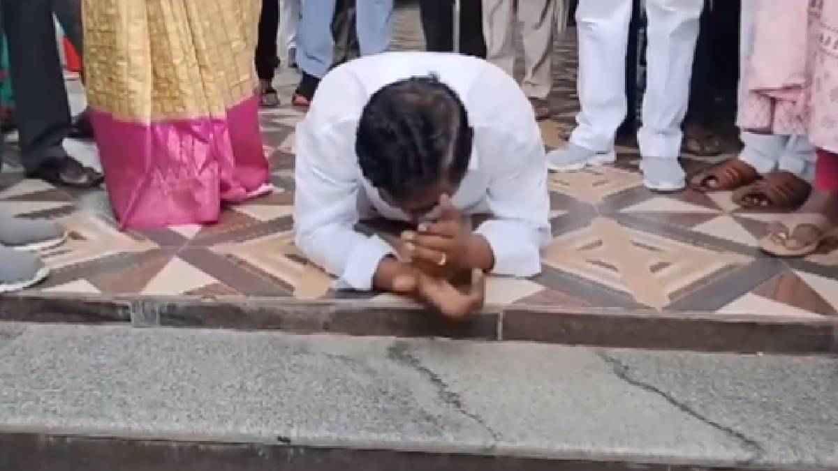 विधानसभा चुनाव के लिए नहीं मिला टिकट; घुटनों के बल बैठे पूर्व डिप्टी CM, समर्थकों को देख रो पड़े