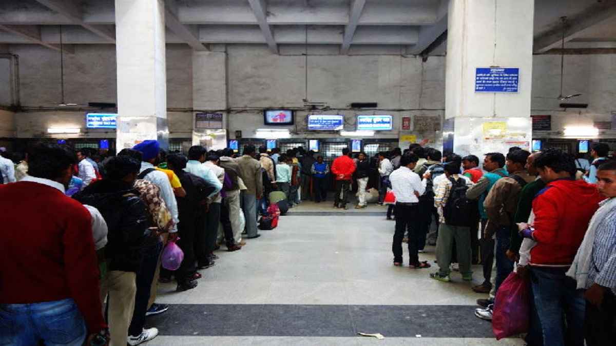 Indian Railways: भारतीय रेलवे इन यात्रियों को किराये में दे रही है 75% तक की छूट, चेक करें डिटेल