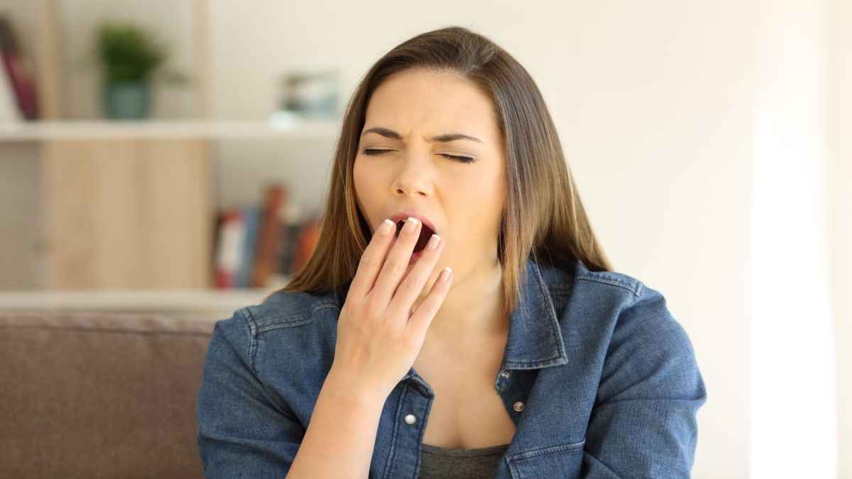 पूरे दिन आता है आलस! सुबह उठते ही करें ये काम