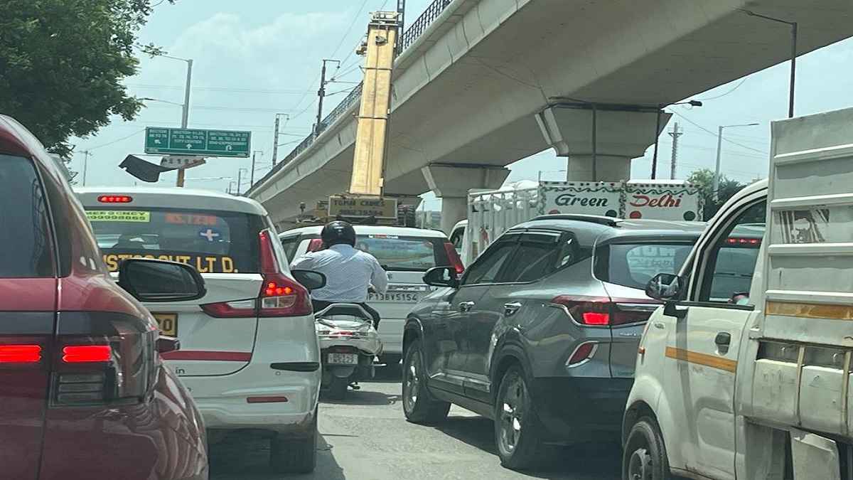 Noida Traffic: नोएडा के इन रास्तों पर गलती से भी ना जाएं, लगा है घंटों का भयंकर जाम