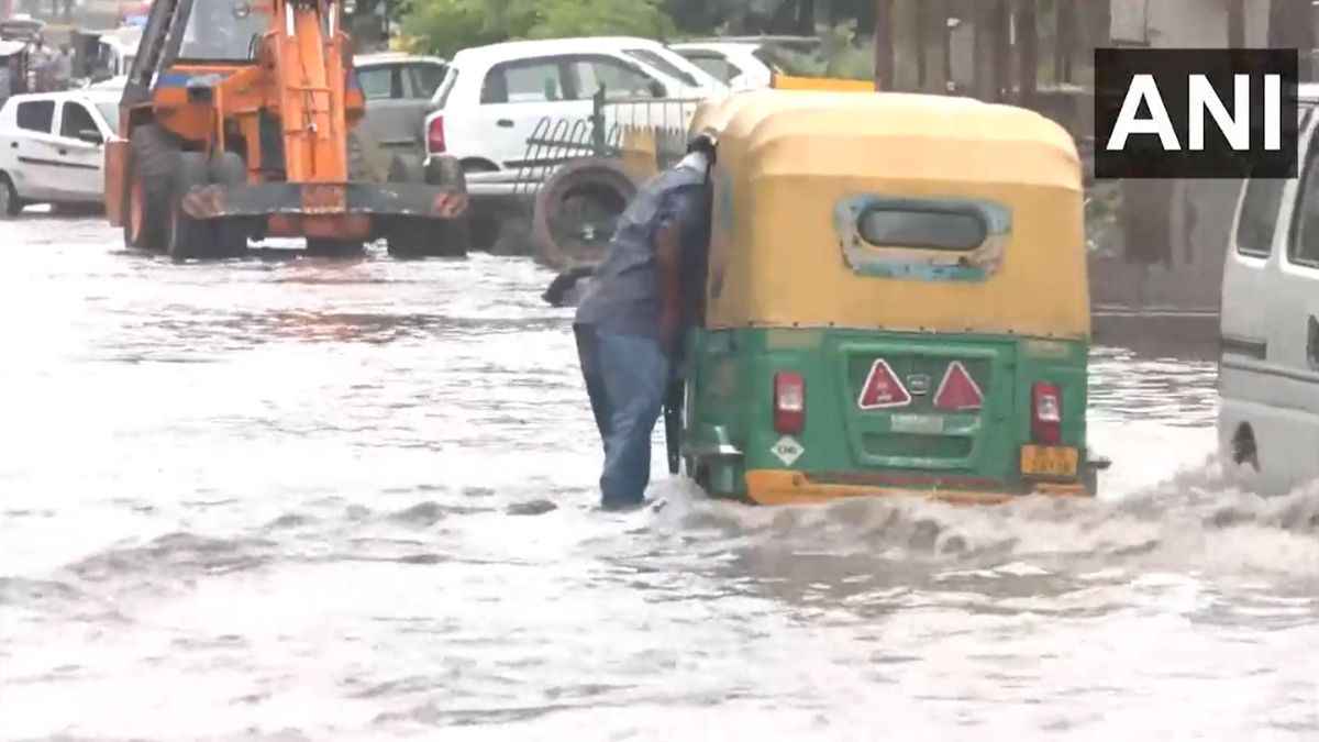 दिल्ली-एनसीआर में बारिश, जलभराव ने धीमी की वाहनों की रफ्तार; IMD से जानें कैसा रहेगा आज का मौसम