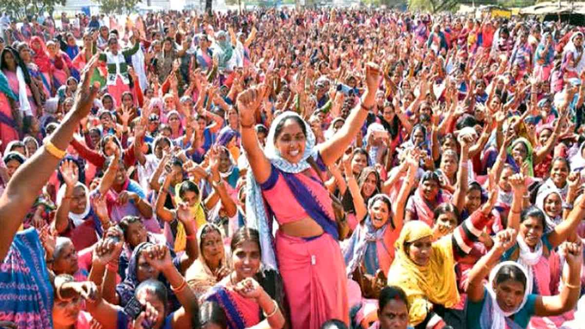 आंगनबाड़ी कार्यकर्ताओं और सहायिकाओं को मिली बड़ी सौगात Chhattisgarh Anganwadi workers and assistants News, Anganwadi workers and assistants retirement News, CM Bhupesh Baghel, Chhattisgarh government, Chhattisgarh News, Raipur News