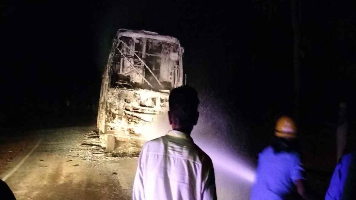 आग लगने के बाद बस जलकर हुई खाक Chhattisgarh Bus Accident News, Narayanpur Bus Accident News, Chhattisgarh News, Raipur News