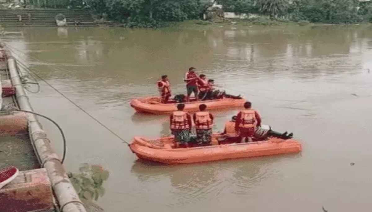 देर रात नदी में गिरी बेकाबू पिकअप गाड़ी, ढाबे से खाना खाकर लौट रहे चार लोगों की मौत