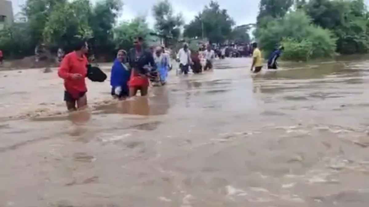छत्तीसगढ़ में लगातार बारिश से नदी-नाले उफान पर; कवर्धा-बिलासपुर नेशनल हाईवे बंद, पुल के ऊपर बह रहा पानी