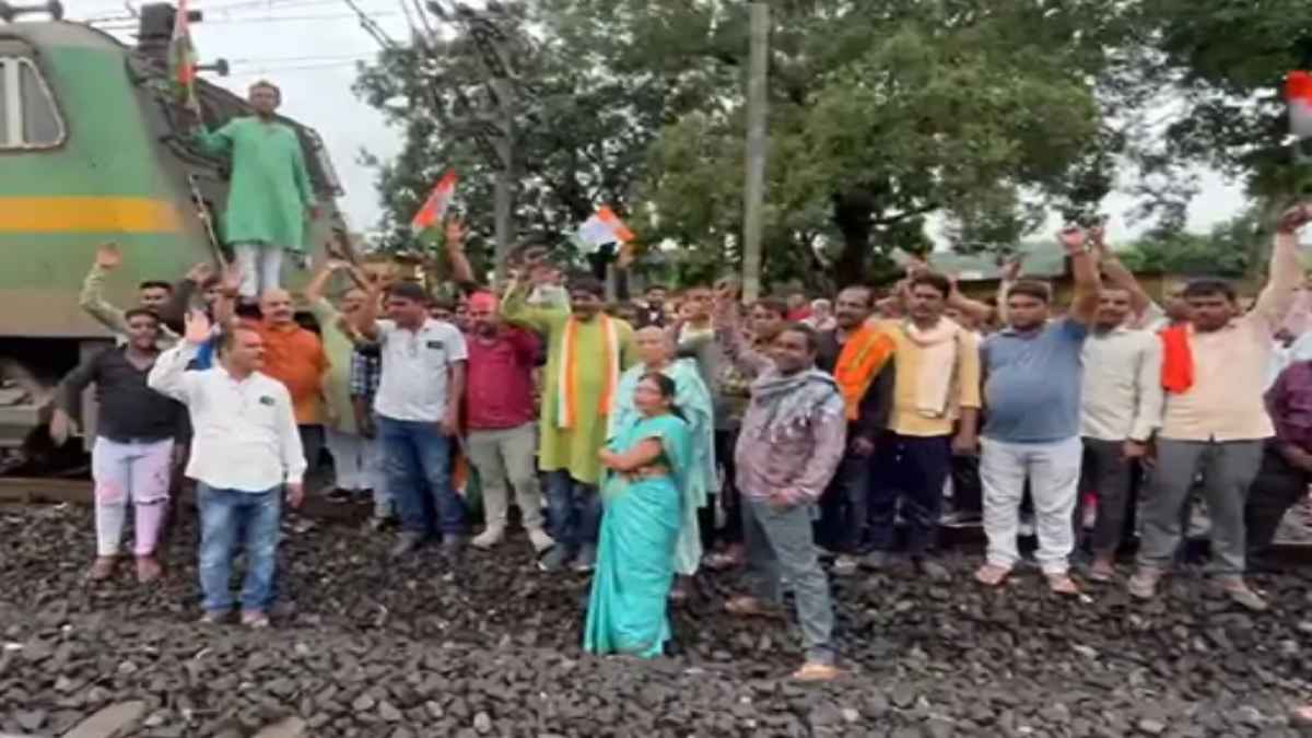 बिलासपुर में मालगाड़ियां रोक कांग्रेस ने शुरू किया रेल रोको आंदोलन, रेल प्रशासन ने दी चेतावनी