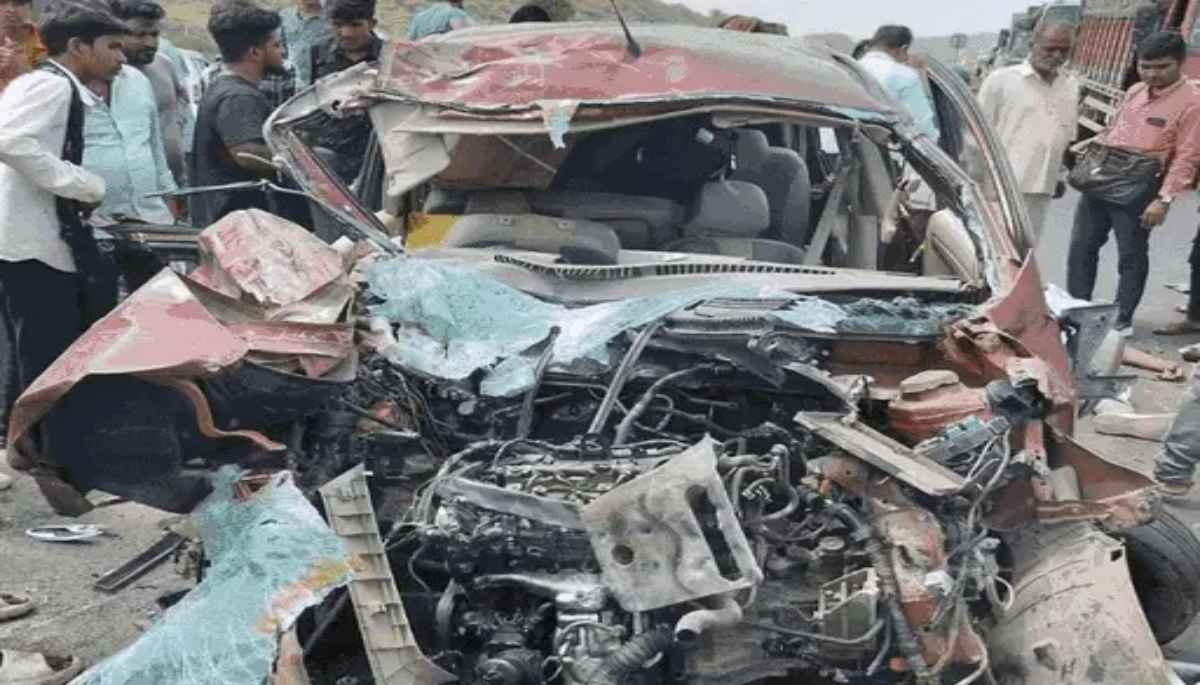 ट्रक-कार की टक्कर में दादी-पोती सहित 3 की मौत, दो की हालत गंभीर