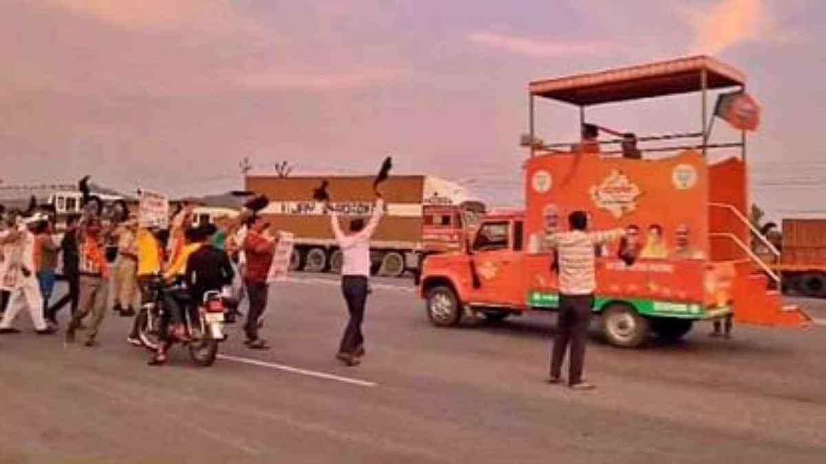 बीजेपी की परिवर्तन संकल्प यात्रा का विरोध, नाराज शिव सैनिकों ने दिखाए काले झंडे