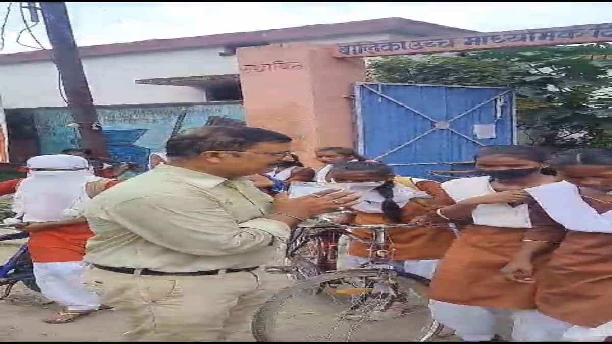 Bihar: शिक्षकों ने हाथ जोड़कर कहा- शांति से घर जाओ, सुविधाएं नहीं मिलने से मचा है बवाल