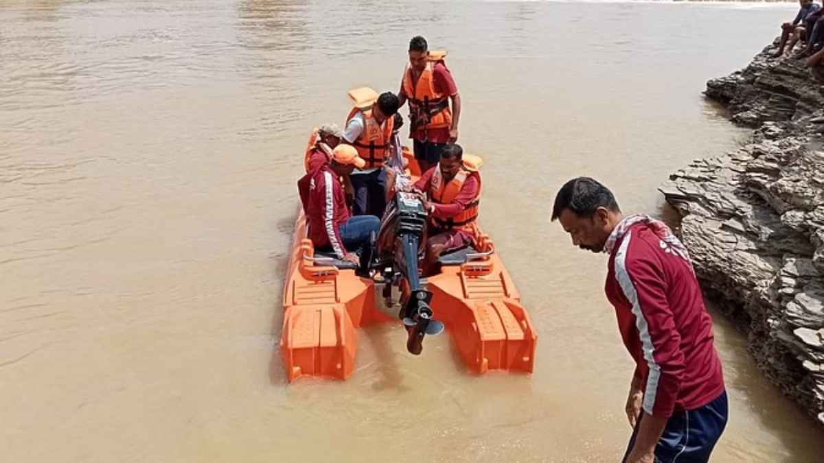 नदी पार करते छूटा सात साल की बच्ची का हाथ, बचाने की कोशिश में बेटे के साथ बही महिला