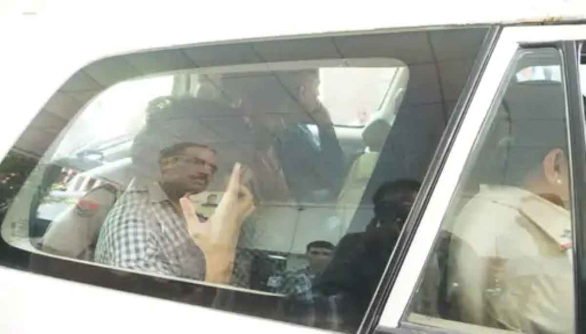 बैंक फ्रॉड का फरार आरोपी चढ़ा पुलिस के हत्थे; मां-बेटे ने ऐसे की थी 165 लोगों की जिंदगी की गाढ़ी कमाई साफ