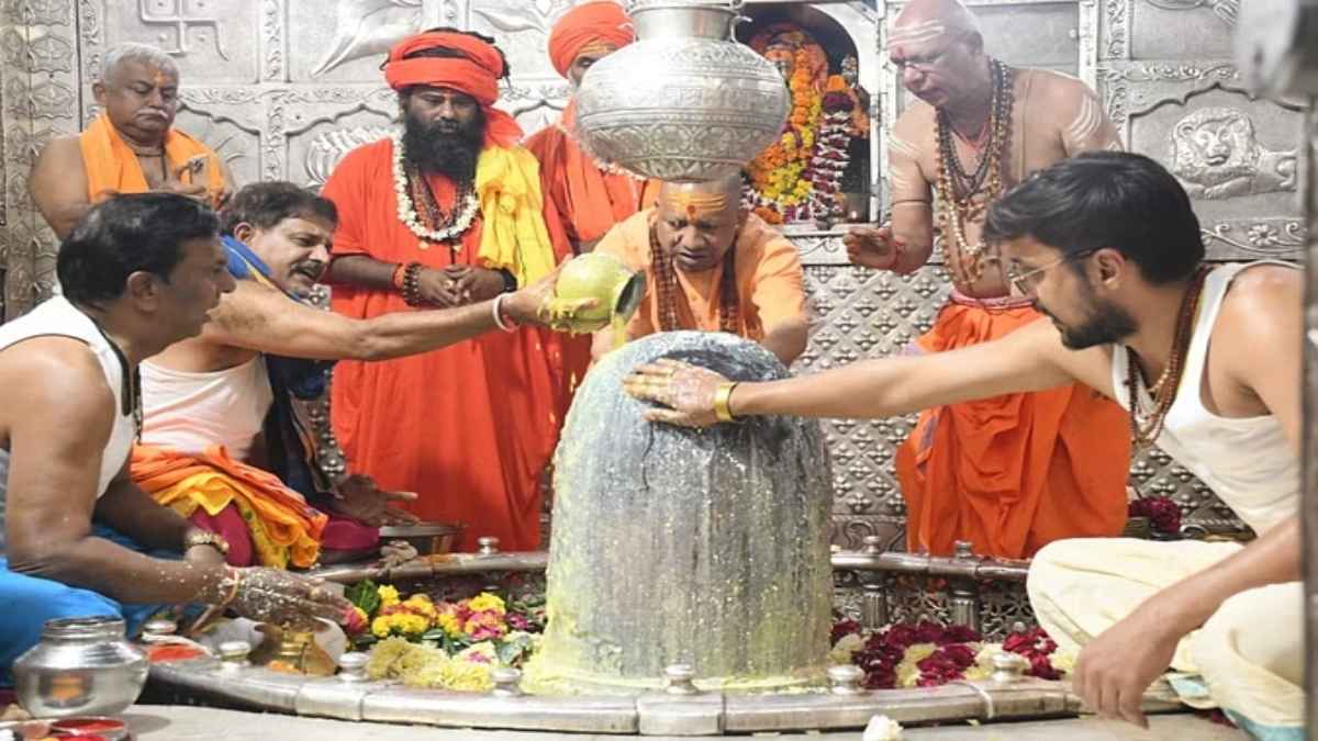 सीएम योगी ने उज्जैन पहुंचकर किए महाकाल के दर्शन, 30 मिनट तक की पूजा-अर्चना
