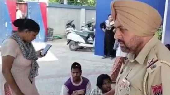 बड़ों तक पहुंचा बच्चों का झगड़ा; गर्भवती के पेट पर मारी लात, थाने के बाहर धरने पर बैठे गुस्साए लोग