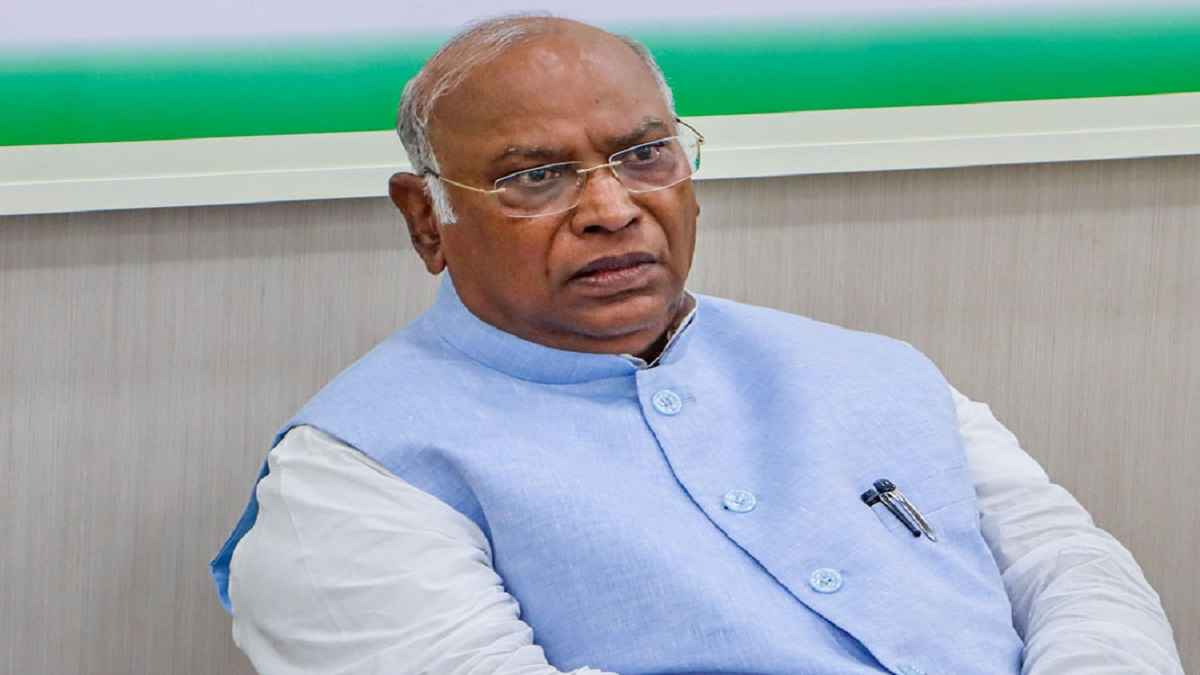 दिल्ली में लोकसभा सेशन में मल्लिकार्जुन खड़गे ने PM मोदी की 'तारीफ' में पढ़ी ऐसी कविता, हड़कंप मच गया