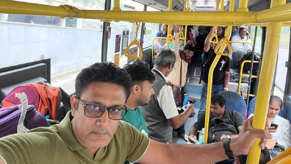 Anil Kumble bus ride back home from Bengaluru airport Anil Kumble bus ride back home from Bengaluru airport