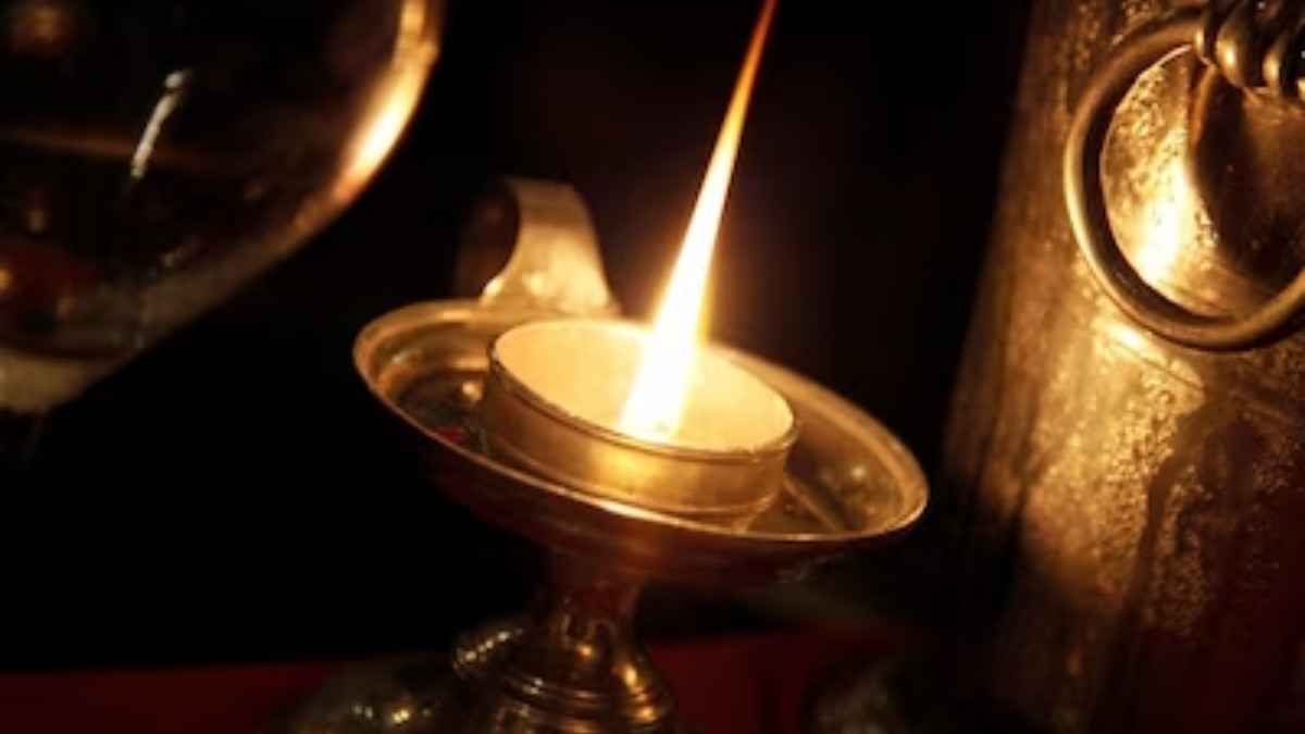 पूजा करते समय जलाएं इस तेल का दीपक, लक्ष्मी मां की होगी कृपा