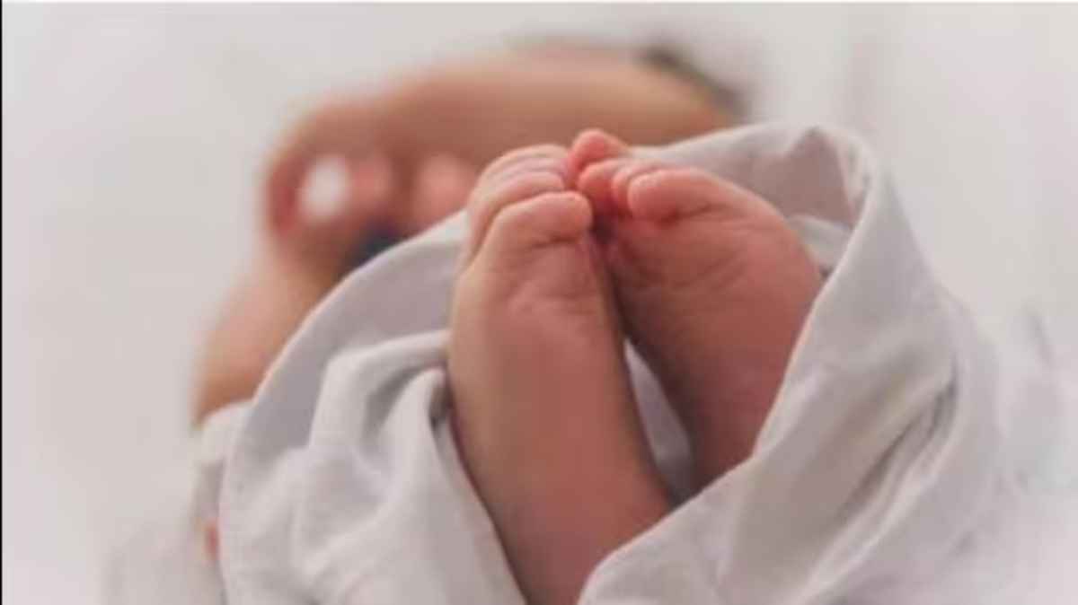 आखिर मेरा क्या कसूर था...5 दिन की नवजात, मां-बाप ने रेलवे ट्रैक पर छोड़ी, देखकर लोगों का गुस्सा फूटा