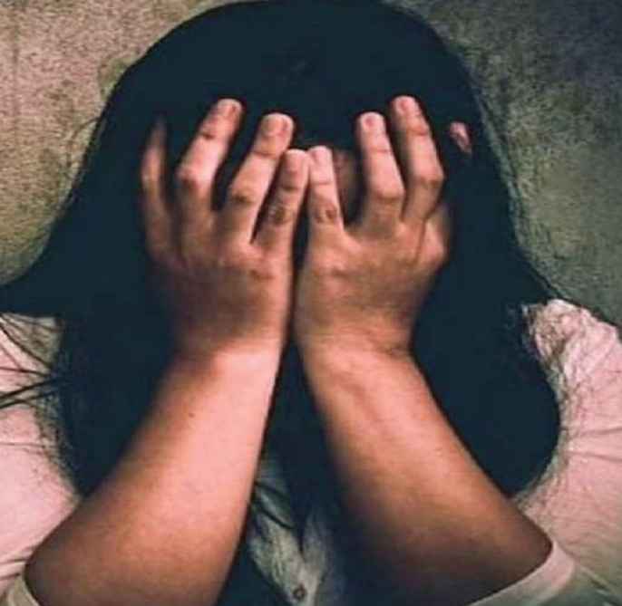 सहकर्मी की गलत हरकतों से डिप्रेशन में पहुंची महिला कर्मी, कहा-तबादले की जगह आरोपी को मिले सख्त सजा