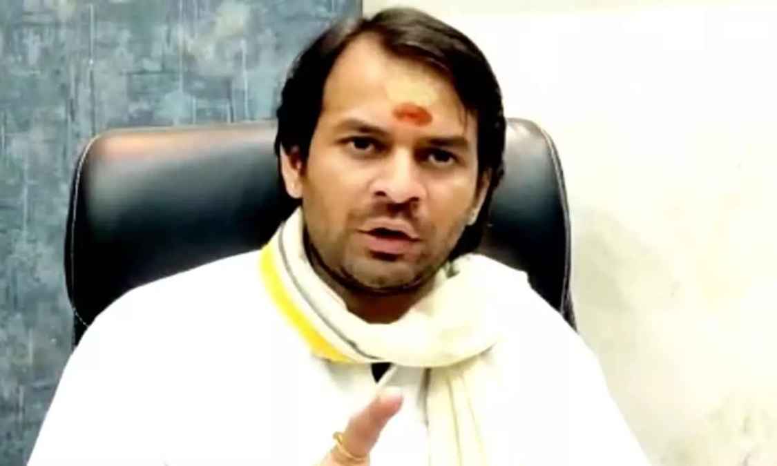 'ठाकुर कविता' विवाद पर तेज प्रताप यादव का बयान - ठाकुर जी केवल एक, जो वृंदावन में रहते हैं...