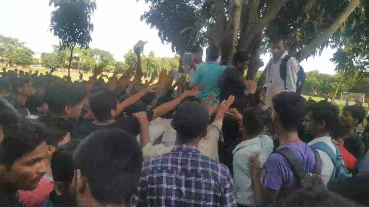 बिहार में शिक्षा का हाल बेहाल, अररिया में पेड़ पर चढ़कर बाटे गए प्रश्न पत्र