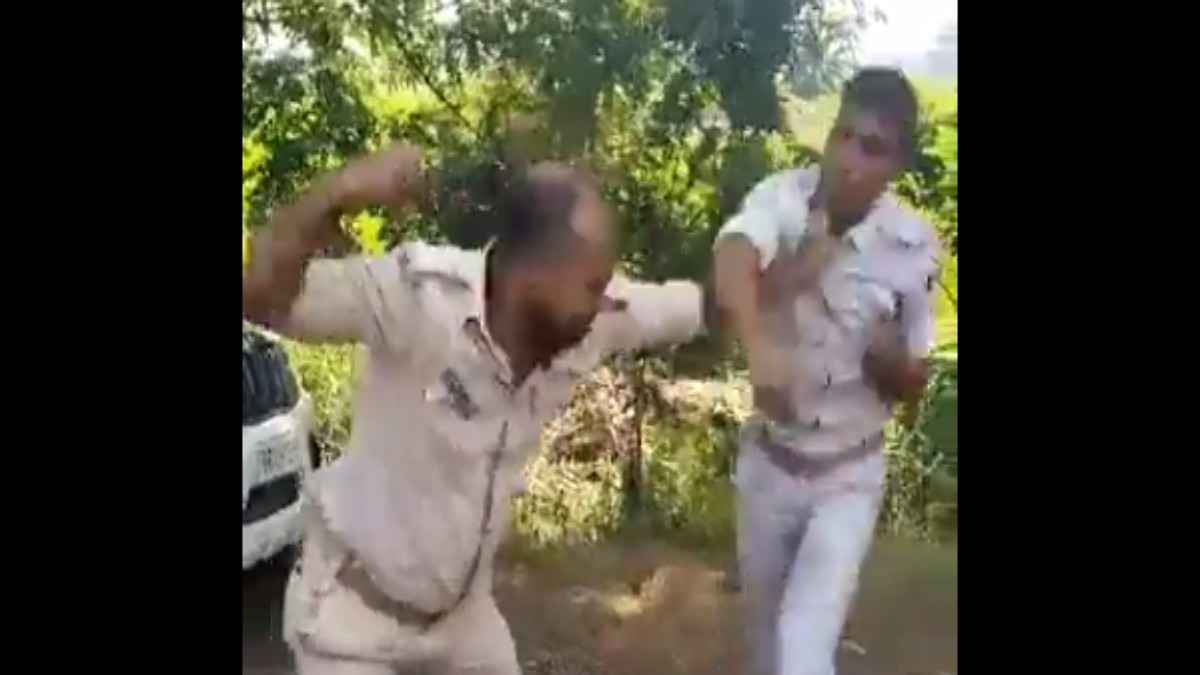 Watch Video: पुलिसवालों ने वर्दी की भी नहीं की इज्जत, बीच सड़क पर किया शर्मनाक काम